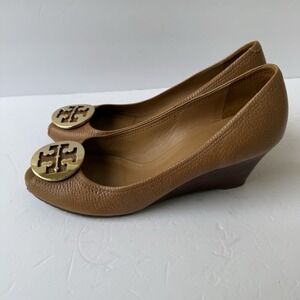 Tory Burch Sally 2 Royal Tan Pebbled Leather Peep Toe Wedge Pumps Gold Logo 7M